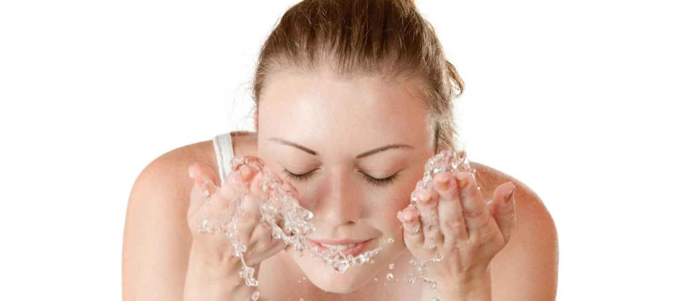 Τα πέντε λάθη που κάνουμε όλοι όταν πλένουμε το πρόσωπό μας